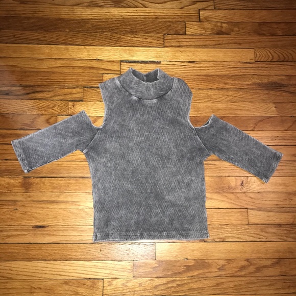 Dark gray distressed cutout crop - Picture 2 of 4